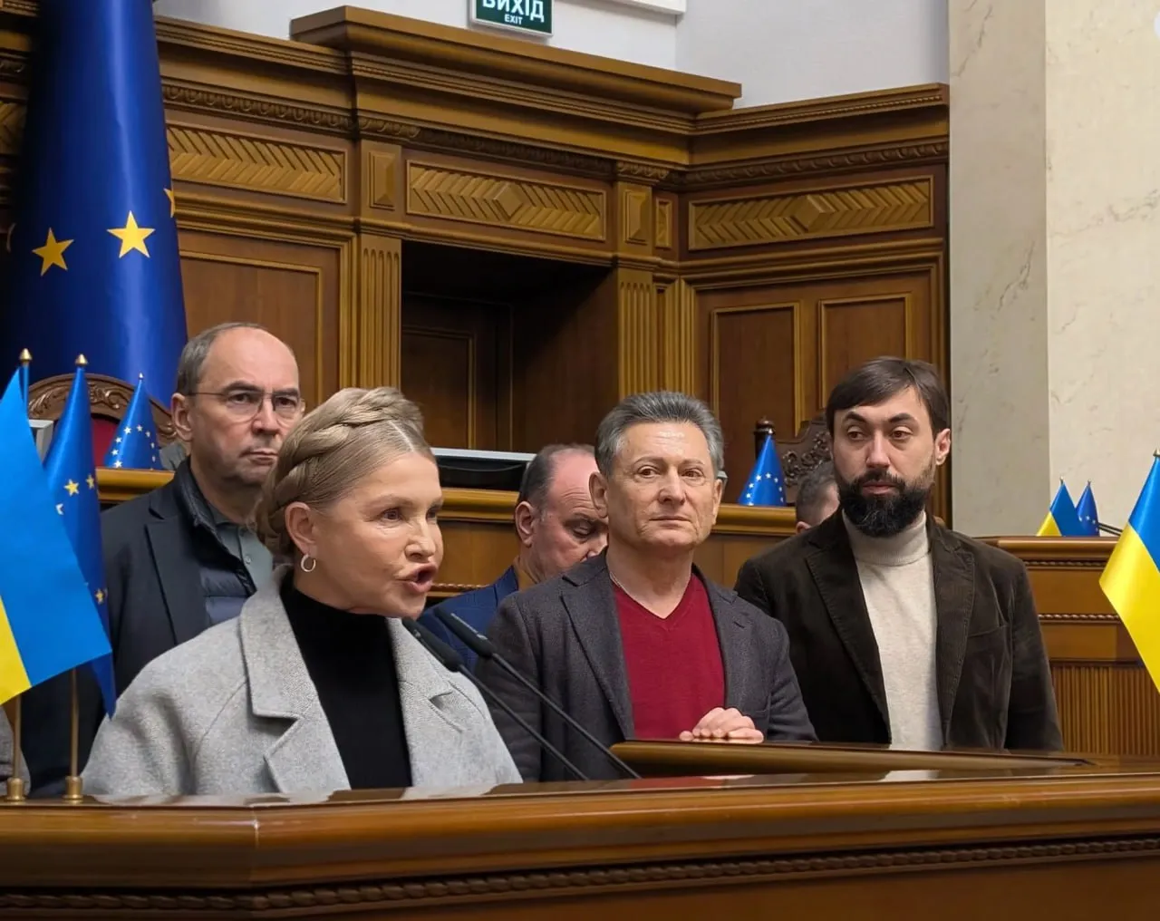 Тимошенко заблокувала трибуну Ради щоб боротися із корупцією