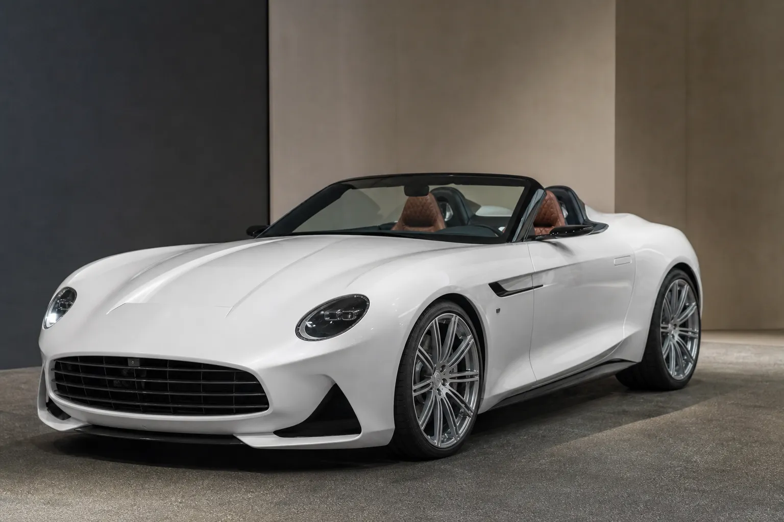 Firma Touring Superleggera zaprezentowała kabriolet typu restomod Ferrari 550 z silnikiem V12 i manualną skrzynią biegów