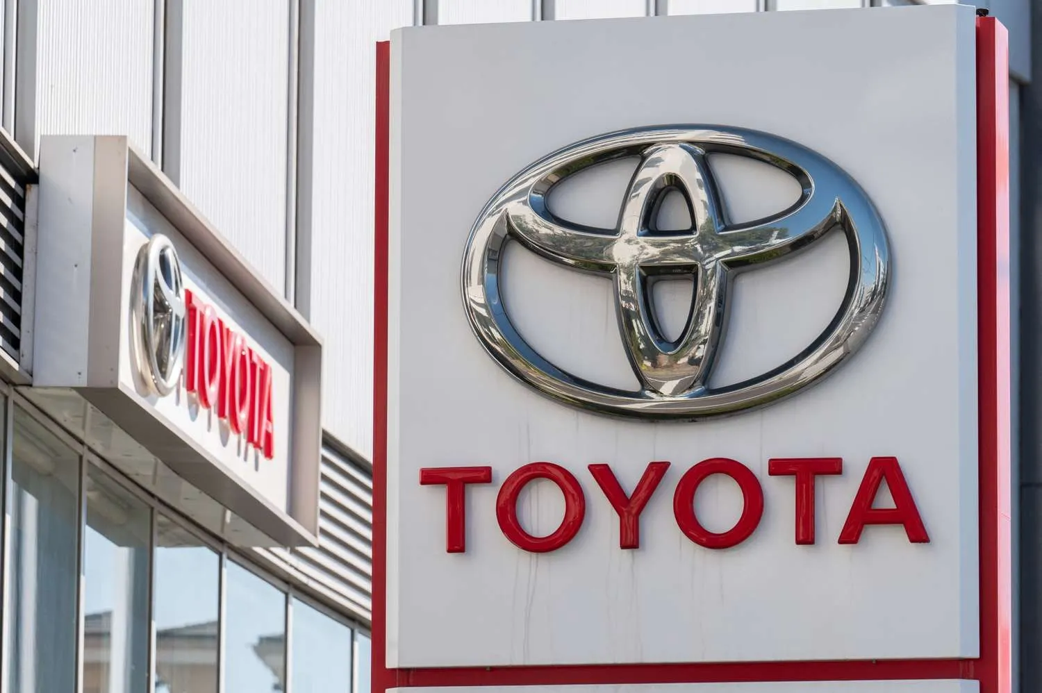В результате российской атаки был уничтожен склад запчастей Toyota в Украине