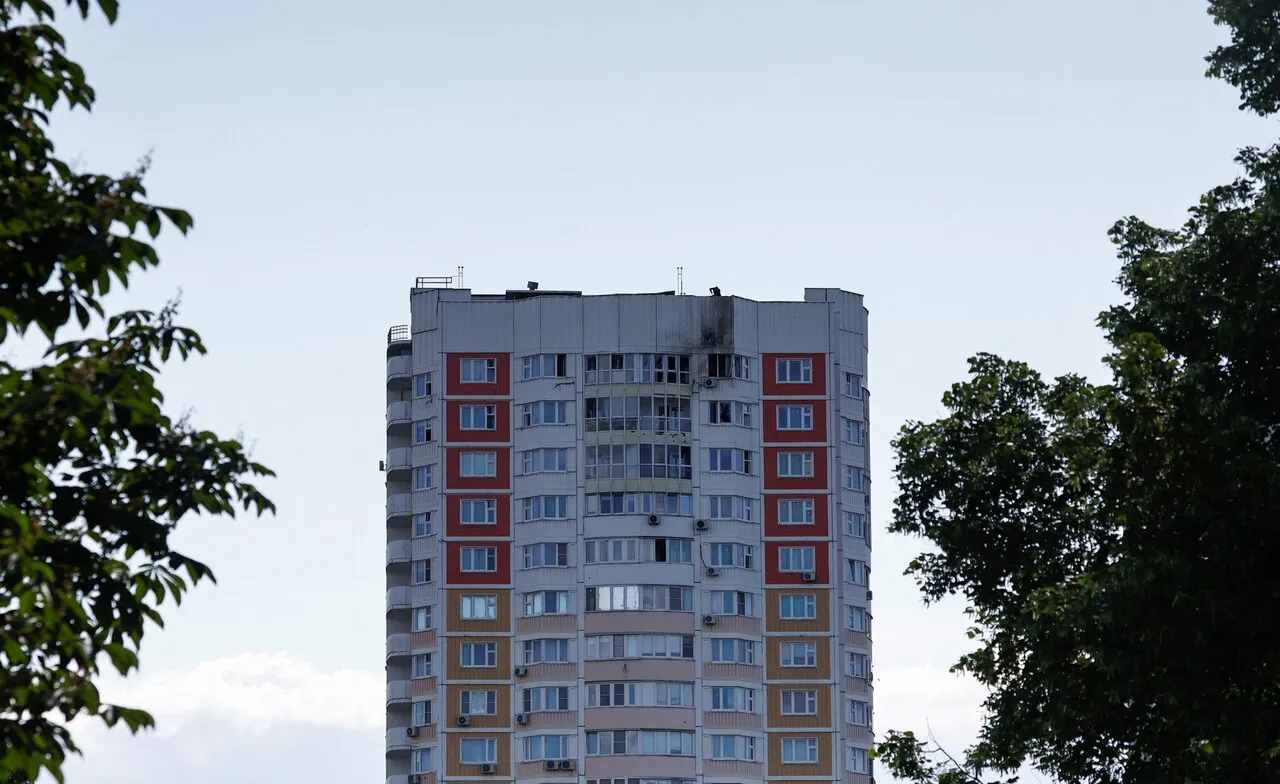 У Москві через атаку дронів пошкоджено багатоповерхівку та склад Wildberries, є поранені