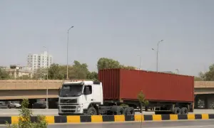 不明弹体击中阿曼附近油轮——Asharq Al-Awsat