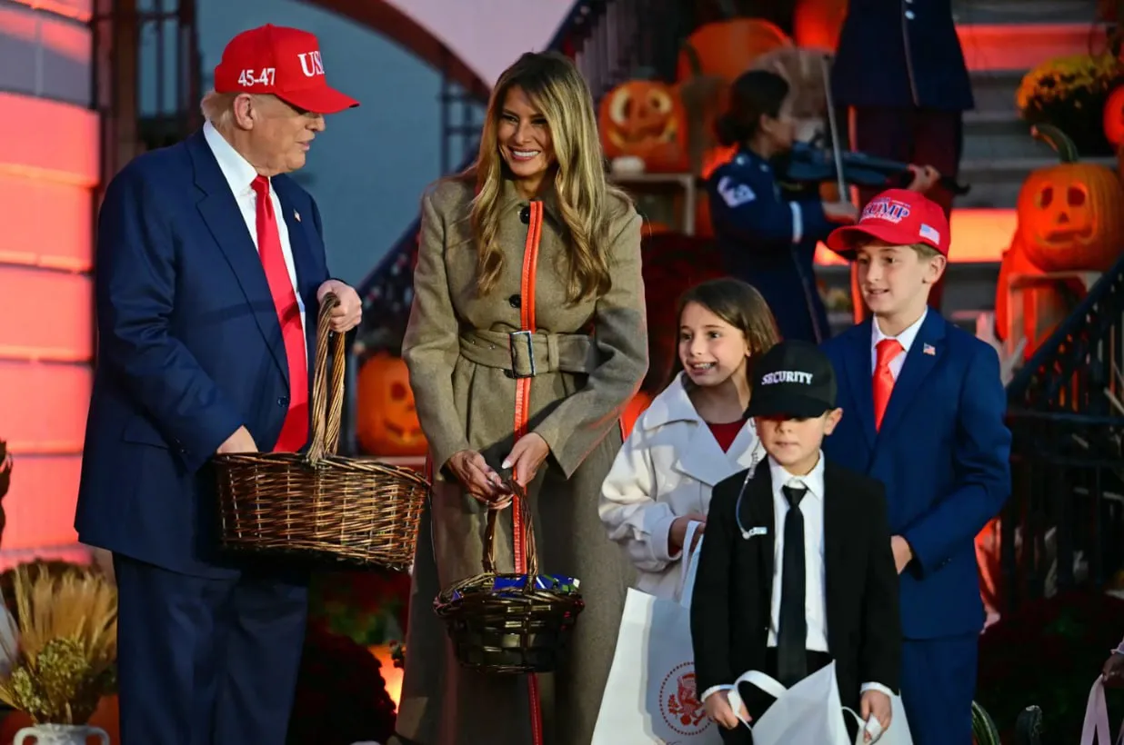 Фото, відео: діти прийшли у Білий дім вимагати цукерки у Трампа та Меланії Фото, відео: діти прийшли у Білий дім вимагати цукерки у Трампа та Меланії