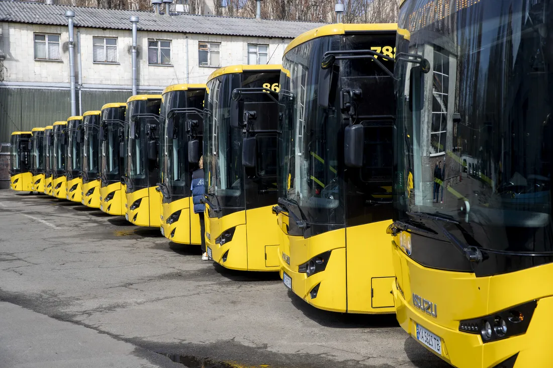 У Києві низка маршрутів громадського транспорту курсує зі змінами через атаку РФ