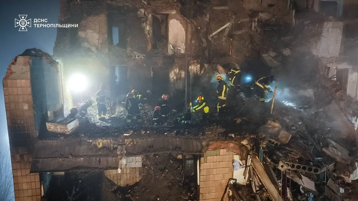 У Тернополі триває розбір завалів багатоповерхівки після удару рф, — рятувальники