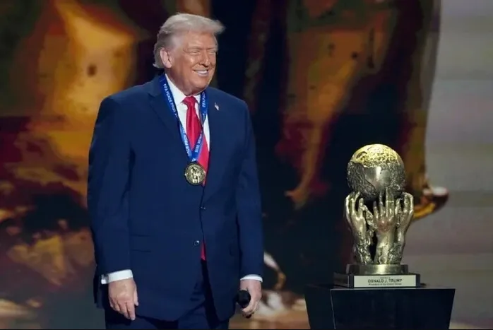 У президента ФІФА виникли проблеми через нагородження Трампа Премією миру