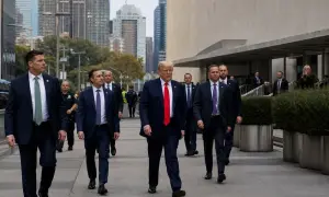 Видео: антивакцинаторы штурмовали парламент Болгарии