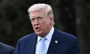 Найбільший авіаносець світу зайшов на базу на Криті після пожежі