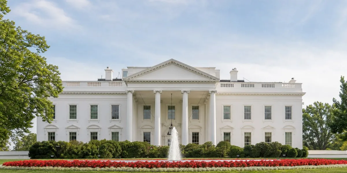 https://cdn-cabinet.ua.news/uploads/images/trump_zibrav_kerivnikiv_tehkompaniy_na_o_1790702095351.webp