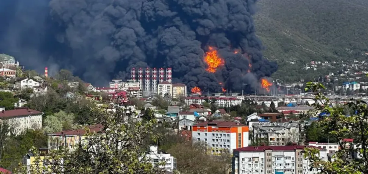 Фото, відео: після атаки на НПЗ Туапсе знову накрив густий дим