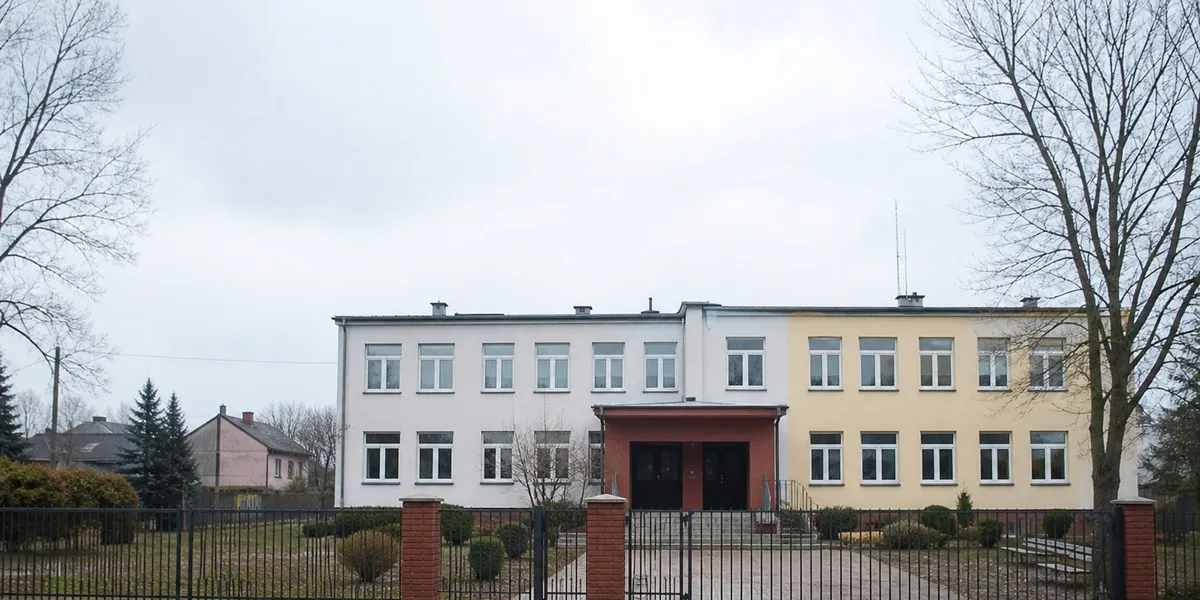 Туск связал нападения в польских школах с насилием в интернете — BBC News