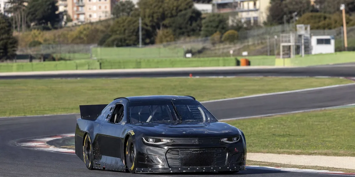 Cypryjski kierowca Tziortzis zachował szanse na tytuł NASCAR Euro Series — Cyprus Mail