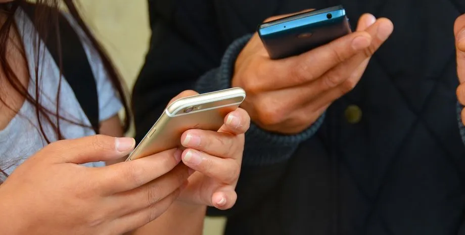 Putin signed a law establishing a state database of all Russians' cell phones