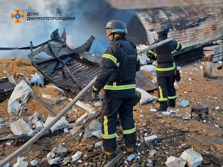 Фото: рф вдарила по об’єкту інфраструктури в Дніпрі ракетою
