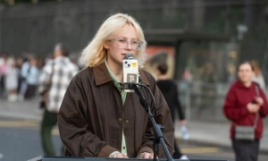 У Петербурзі арештували відому вуличну співачку за виконання заборонених пісень