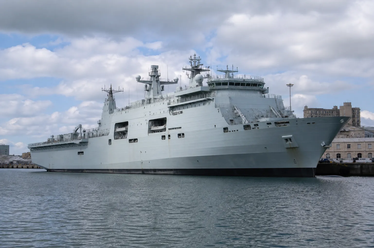 Wielka Brytania sprzeda okręt desantowy HMS Bulwark brazylijskiej marynarce wojennej