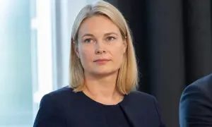 Министр обороны Латвии сохранила должность, несмотря на сомнительный тендер на 220 млн евро