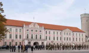 Біля посольства РФ у Варшаві активісти розфарбували асфальт у кольори прапора України