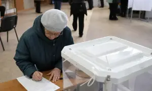英国举行仪式，悼念前剑桥大学教授杰森·阿迪
