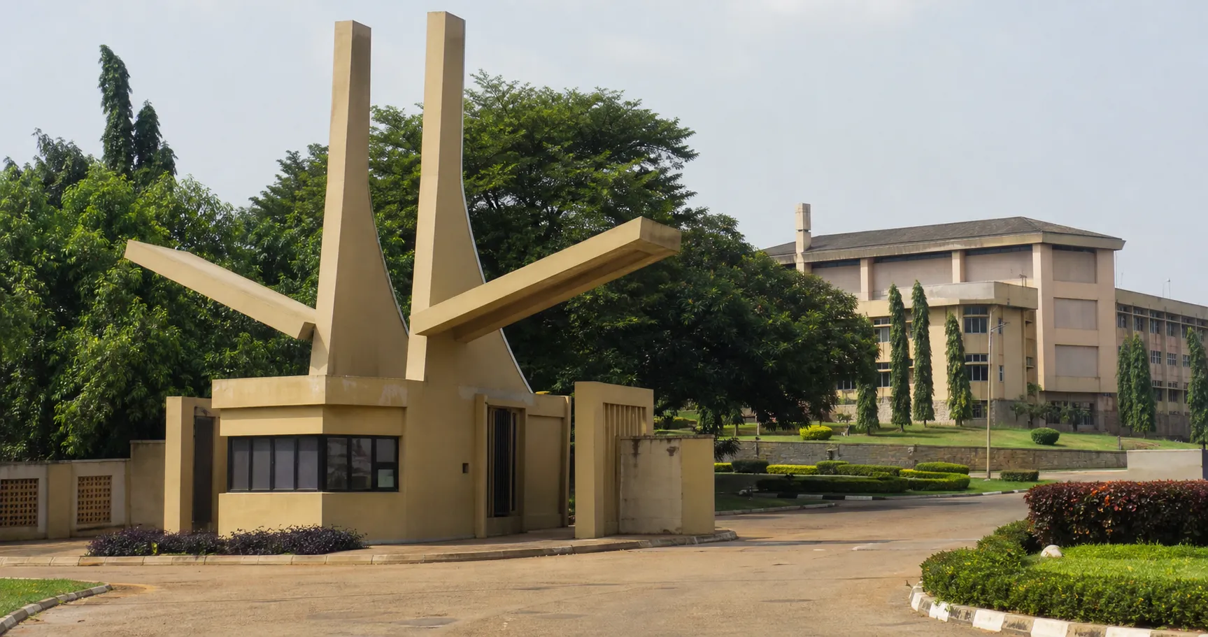 阿乌卡大学教师因工资问题宣布无限期罢工