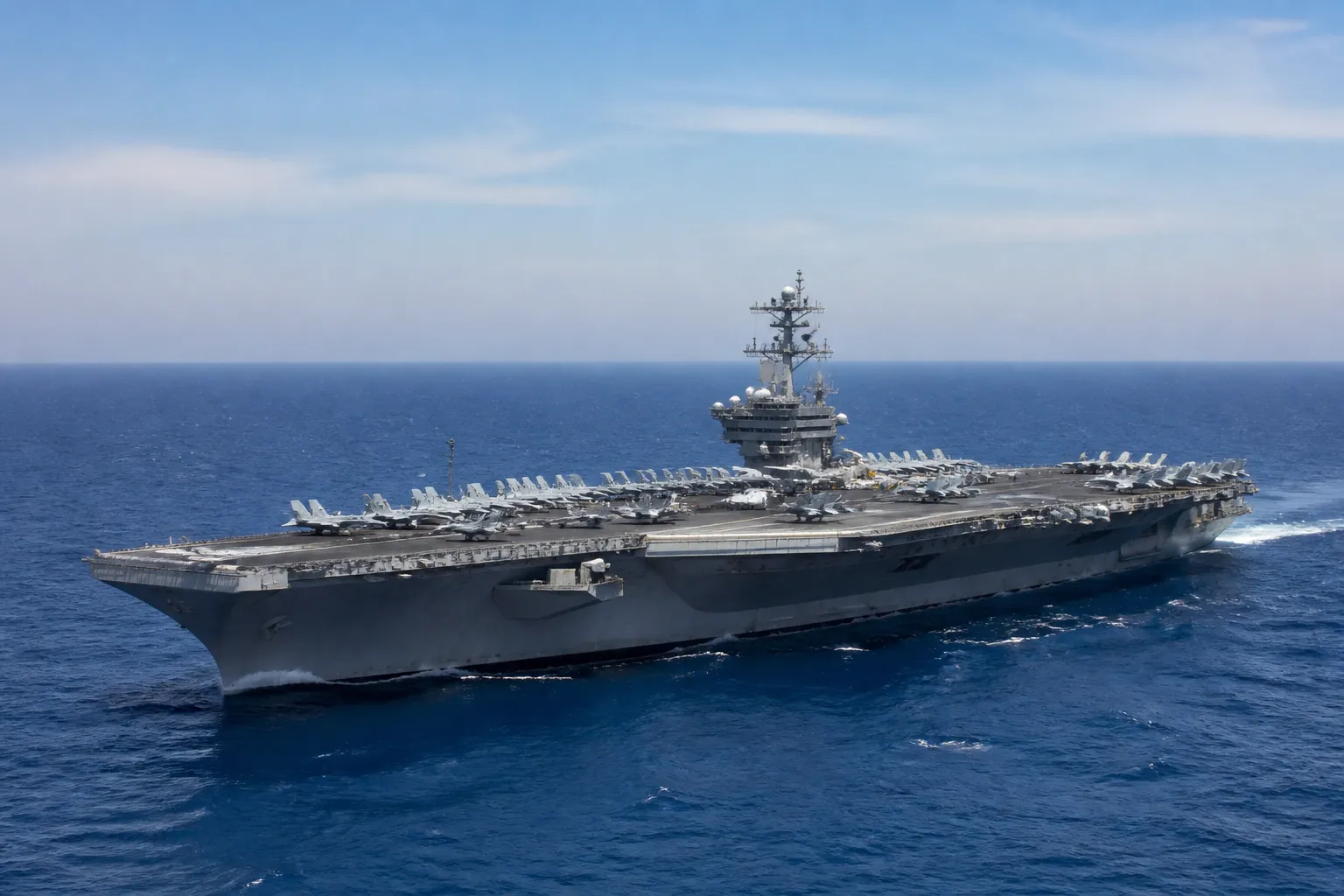 СМИ сообщили о попытках моряков прыгнуть за борт с авианосца USS Abraham Lincoln
