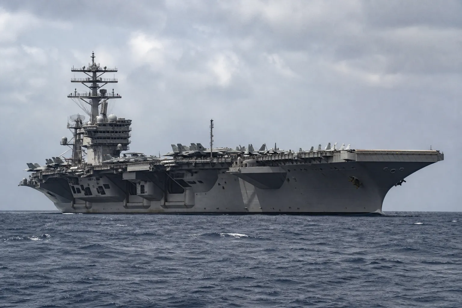专家指出，由于“亚伯拉罕·林肯”号航母（USS Abraham Lincoln）上的情况，美国海军面临限制