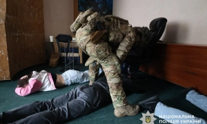 У Рівному загинула літня жінка після падіння з другого поверху