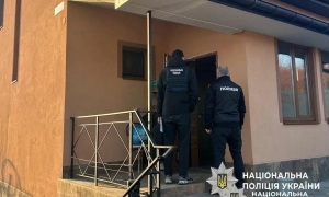 У Криму окупанти вчать дітей у школах збирати автомати