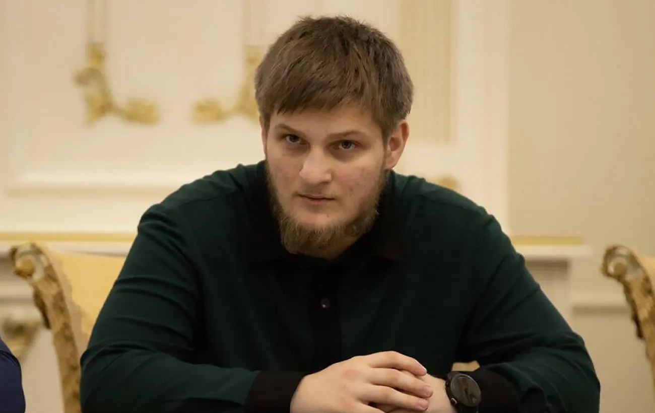 Відео: син Кадирова показав, як порушує ПДР за кермом