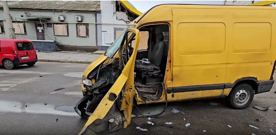 У Херсоні російський дрон атакував мікроавтобус, постраждав чоловік