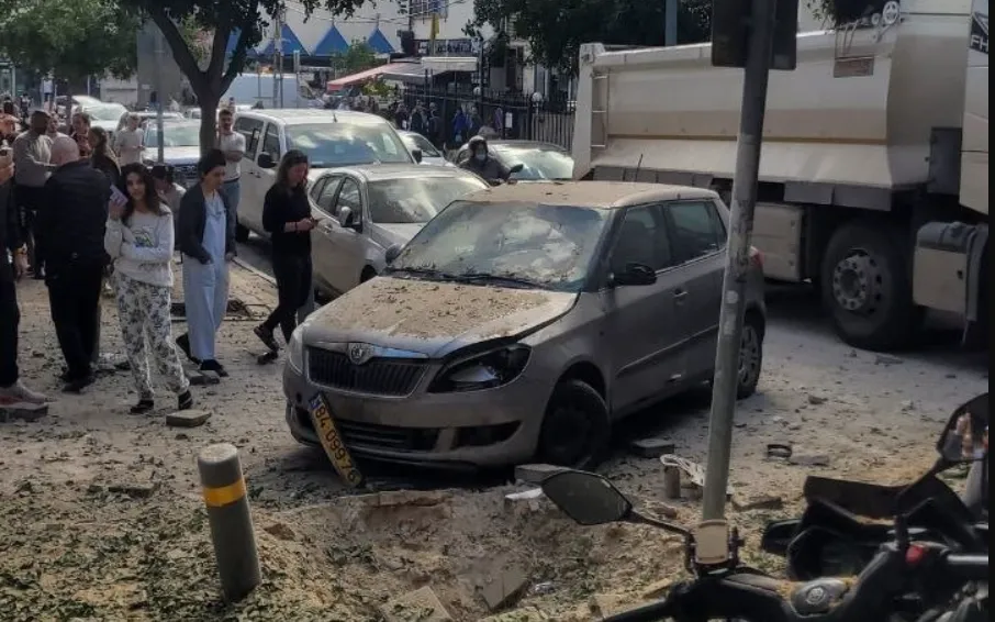 В Ізраїілі уламки іранської ракети впали біля посольства України