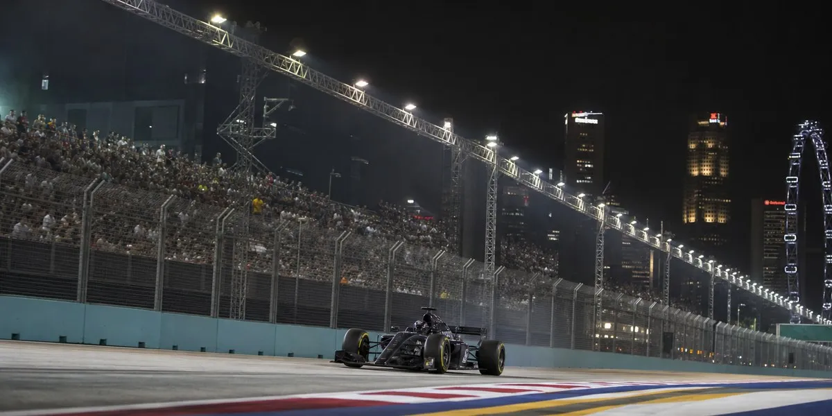 Verstappen zdobył pole position do Grand Prix Singapuru przed Ferrari — BBC Sport