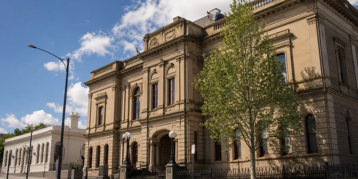 В Виктории полицейскому предъявили обвинение в нападении на подростка — ABC News Australia