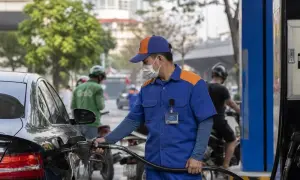 Pakistan cuts petrol and diesel prices — Dawn