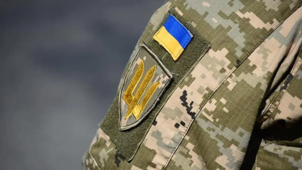 У Києві невідомий напав на військового біля ТЦК, він застосував зброю