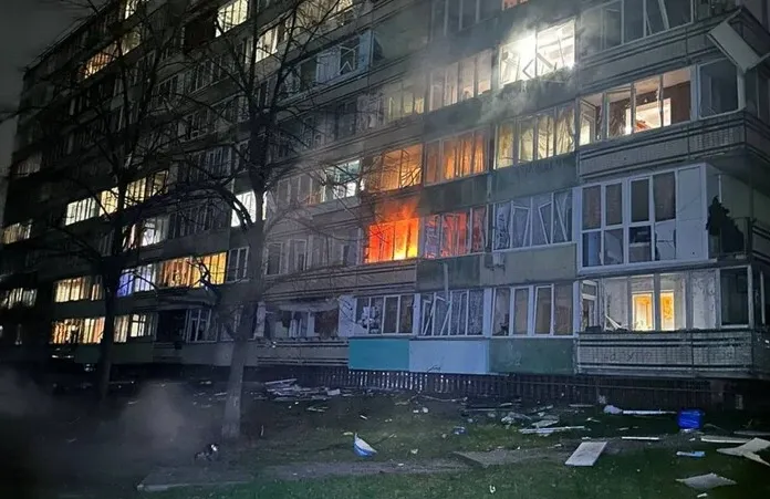 Фото: на Київщині після атаки російського дрона зайнялася багатоповерхівка