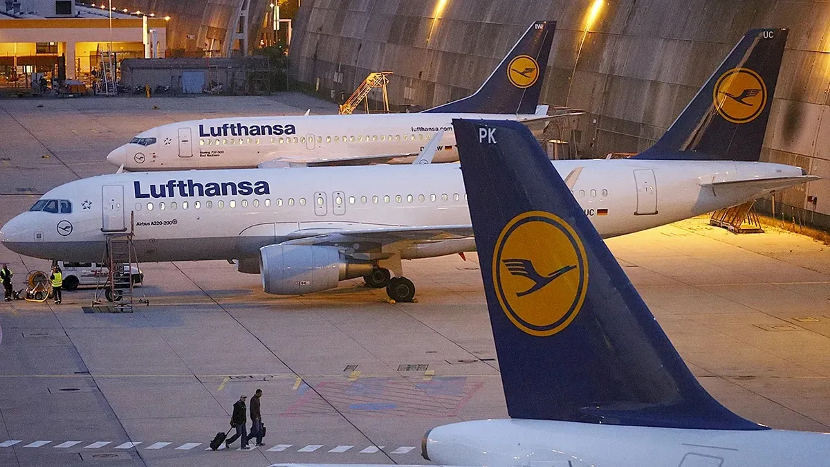 На рейсі Lufthansa пасажир вдався до насильства, поранивши підлітків виделкою