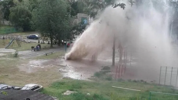 У Києві утворився справжній водоспад після прориву труби (Відео)