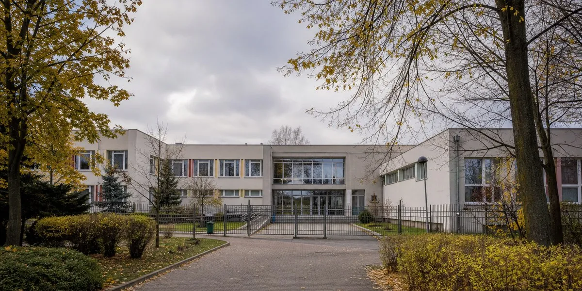 Три человека ранены после нападения в учебном заведении Варшавы — BBC News