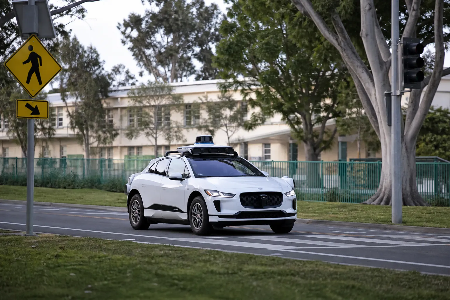 Waymo передала документи NHTSA у справі про зіткнення роботаксі з дитиною
