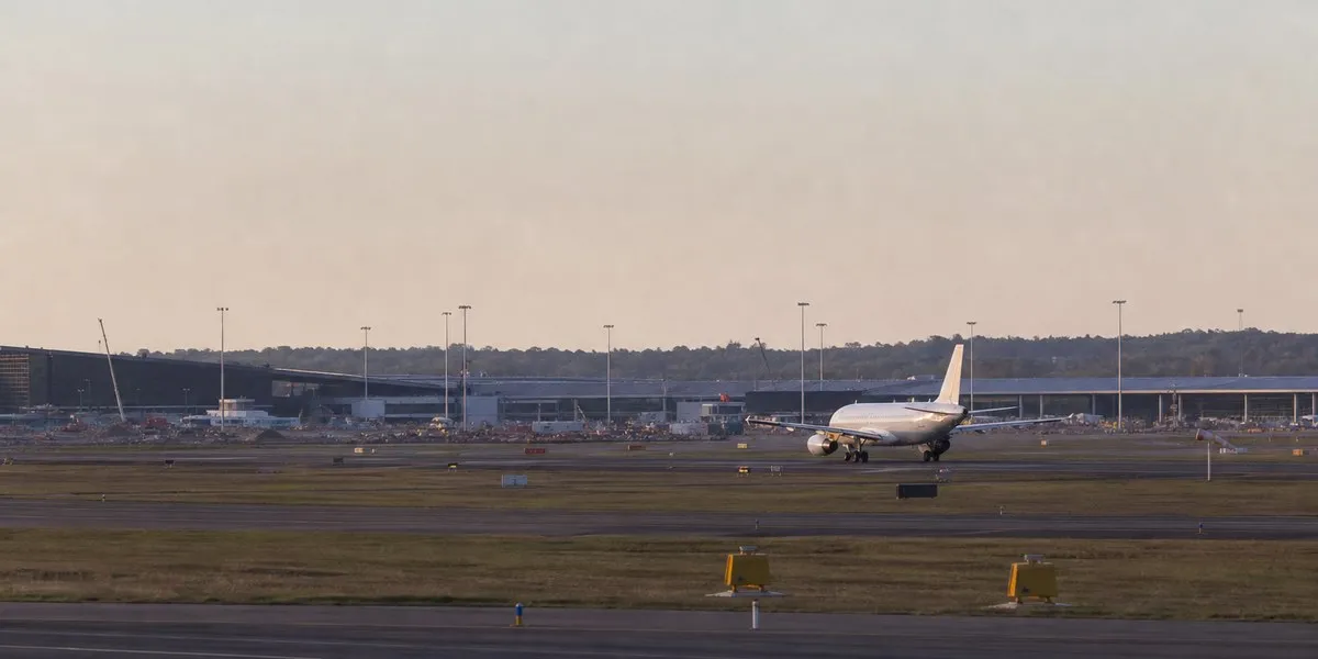 Zatstar New international airport opens in Sydney with first Jetstar flight ...