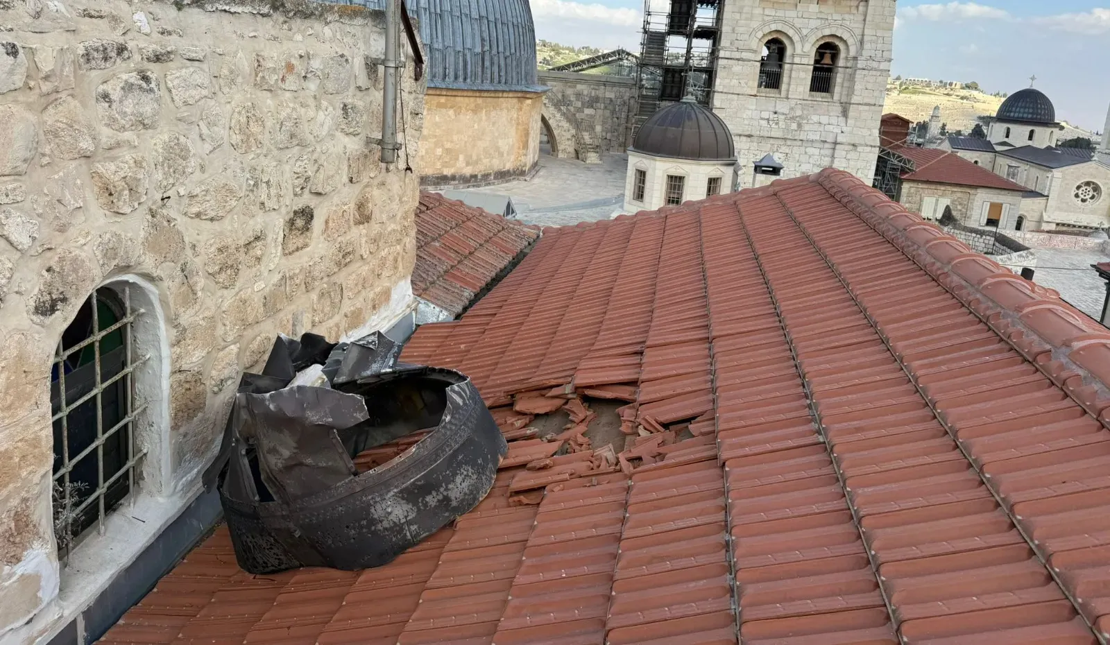 Відео: В Єрусалимі поранено людину після удару ракети з Ірану