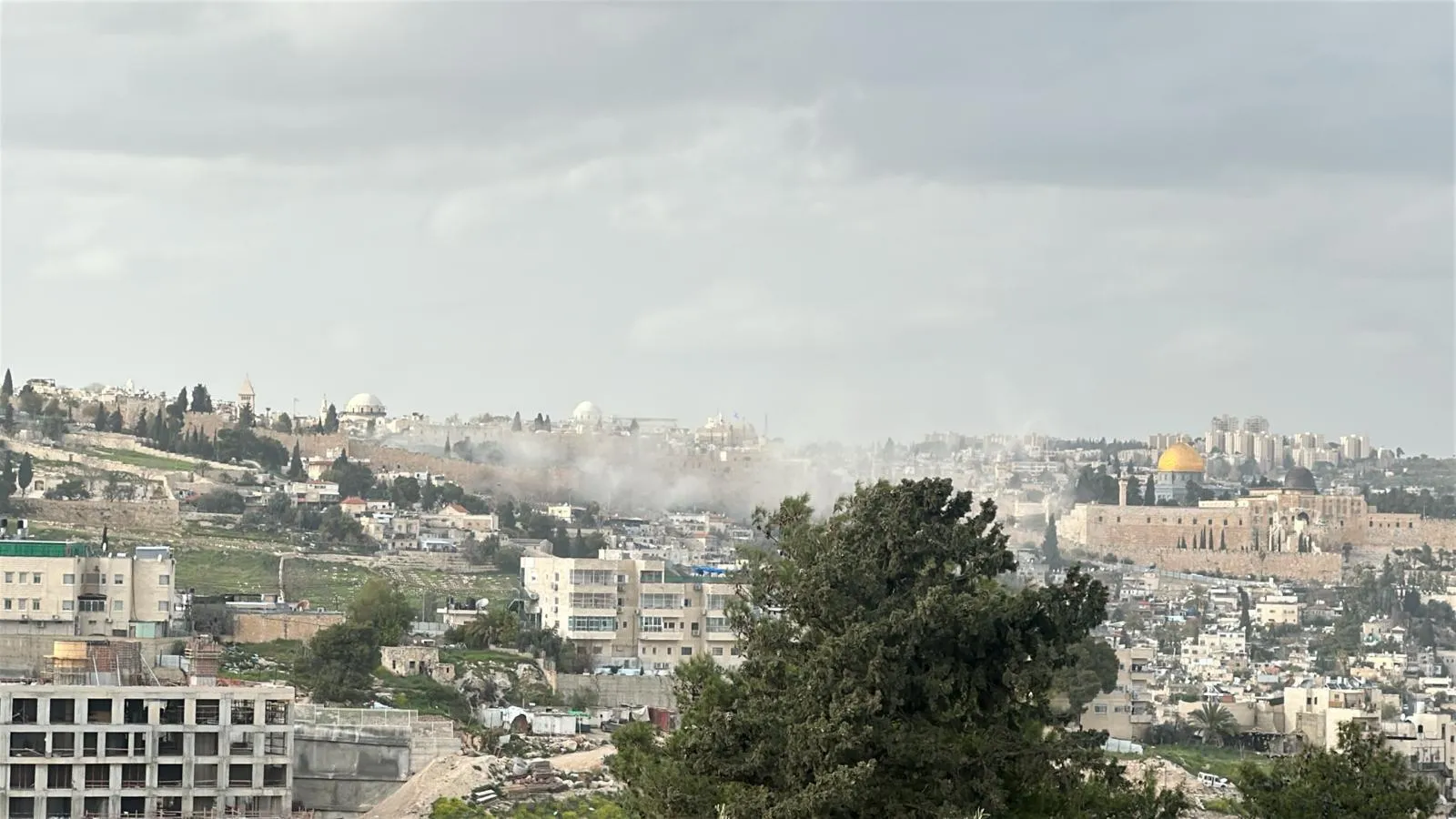 Відео зафіксувало падіння уламка ракети в Єрусалимі