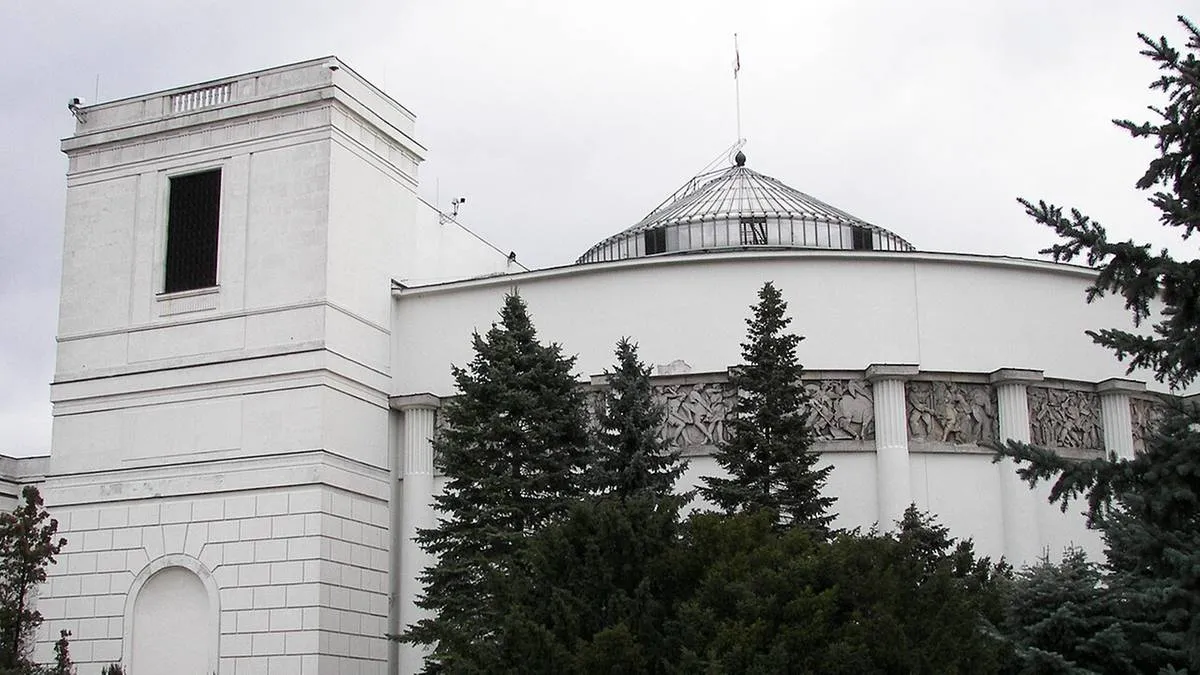 Возле Сейма Польши объявили тревогу из-за разлитого неизвестного вещества