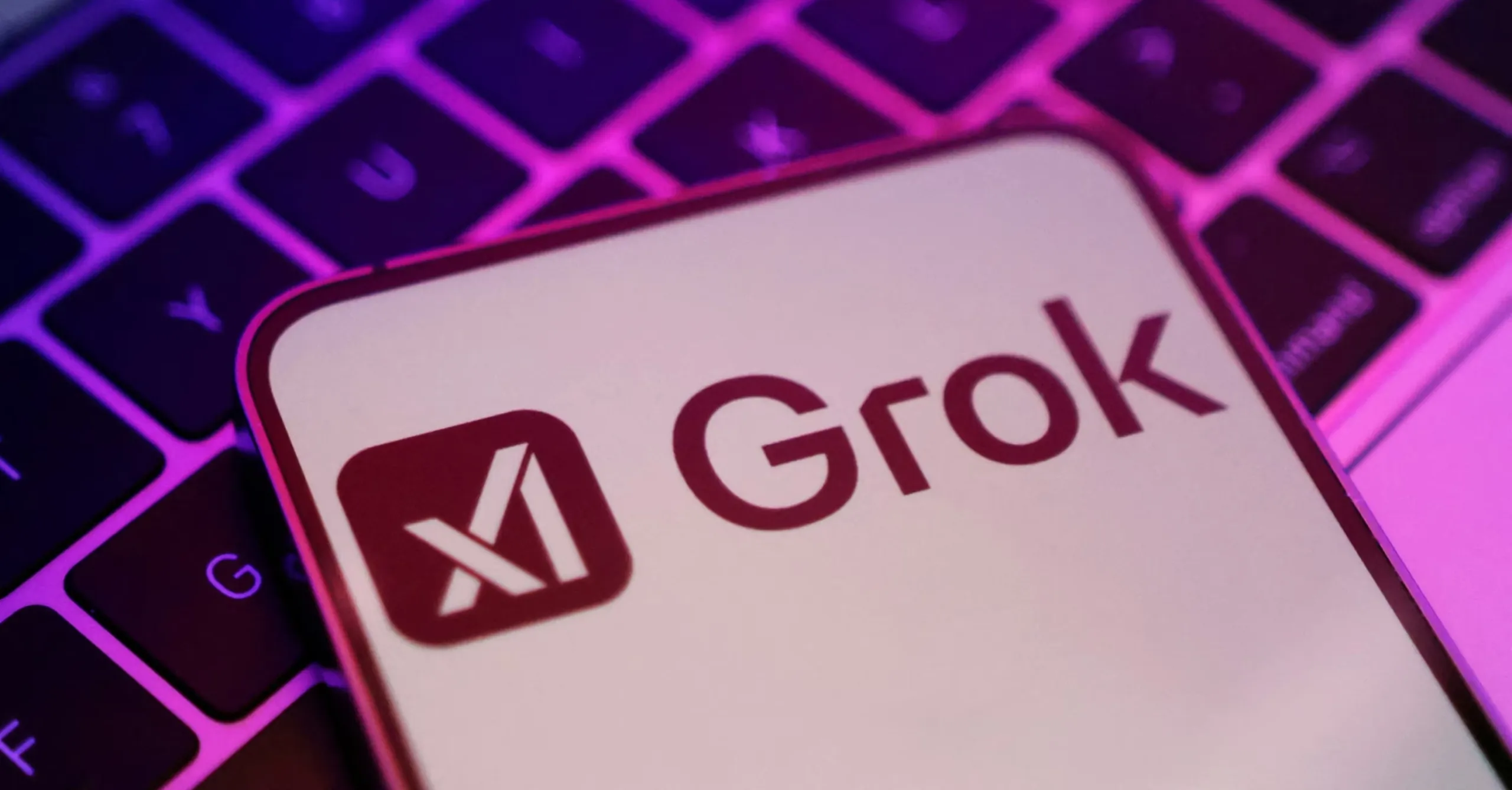 ШІ Маска ігнорує заборони і продовжує "роздягати" людей на фото