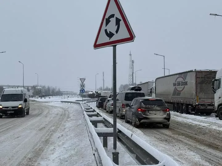 Пункти пропуску на Львівщині працюють у штатному режимі