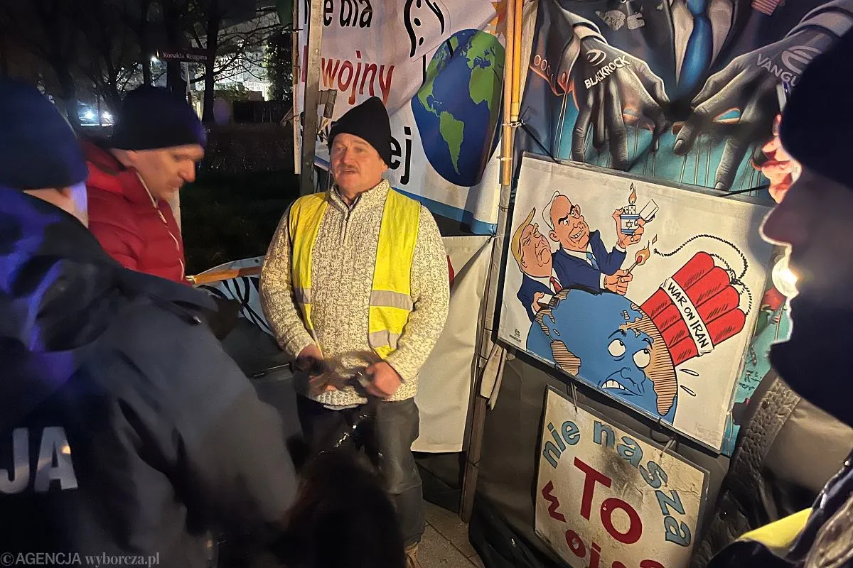 У Варшаві під посольством США знесли намет прихильника рф, його відправлено до психлікарні