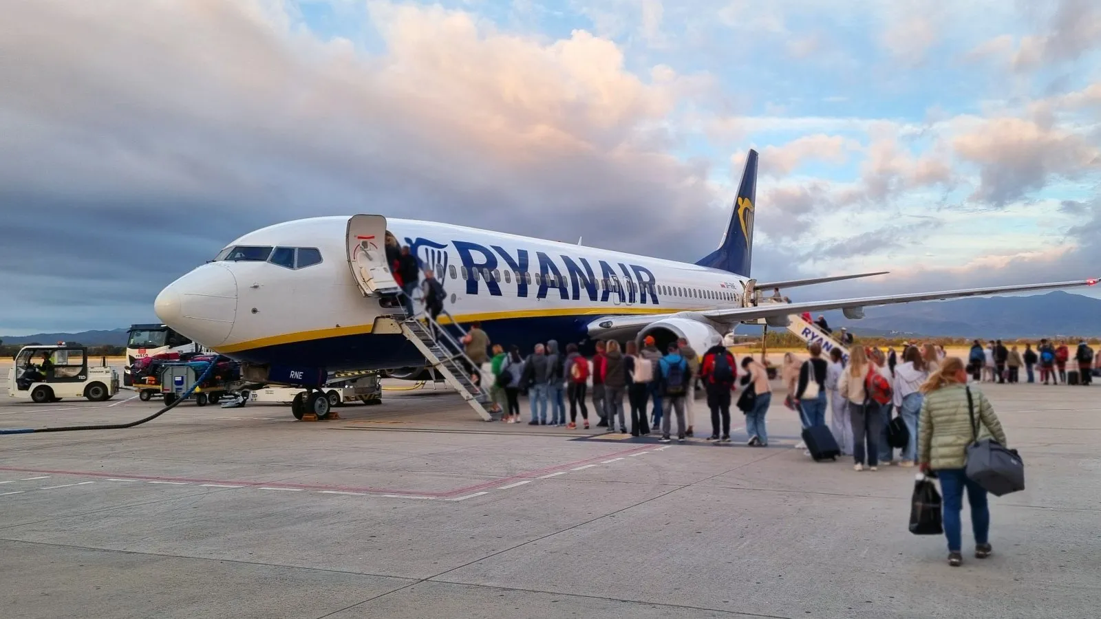 Ryanair nie będzie czekał na pasażerów, którzy spóźnią się na wejście na pokład z powodu kolejek na lotniskach