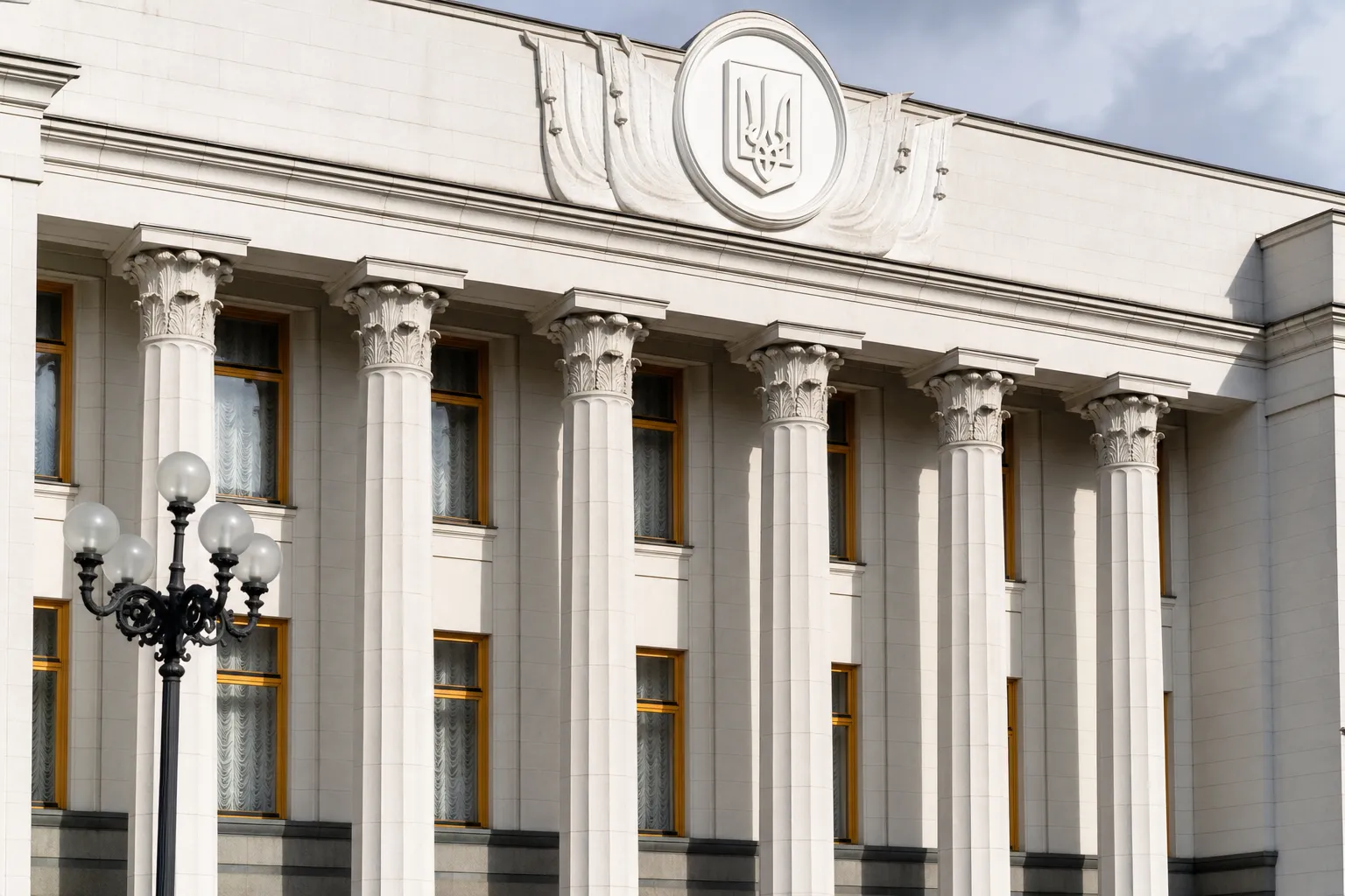 Projekt ustawy nr 13597 dotyczący przeciwdziałania dyskryminacji pozostaje w komisji Rady