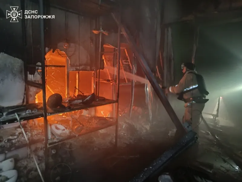 рф атакувала Запоріжжя дронами: пошкоджені десятки будинків, торговий центр