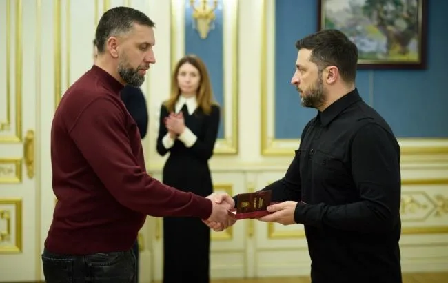 Зеленський нагородив працівників ДТЕК за відновлення енергооб'єктів Зеленський нагородив працівників ДТЕК за відновлення енергооб'єктів